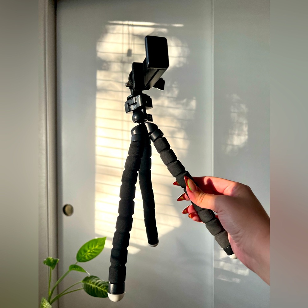 Flexible tripod with adjustable legs